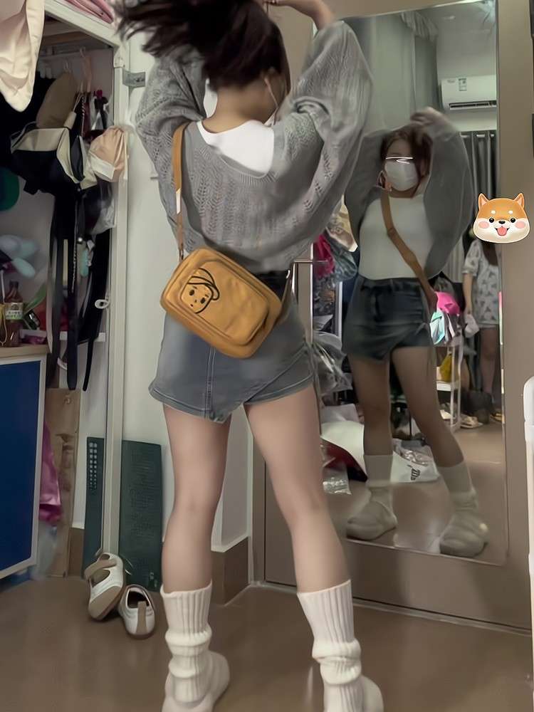 カジュアルスタイル　 サイドスリット入りデニムミニスカート