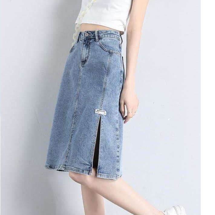 カジュアルスタイル　スリット入りミディ丈デニムスカート