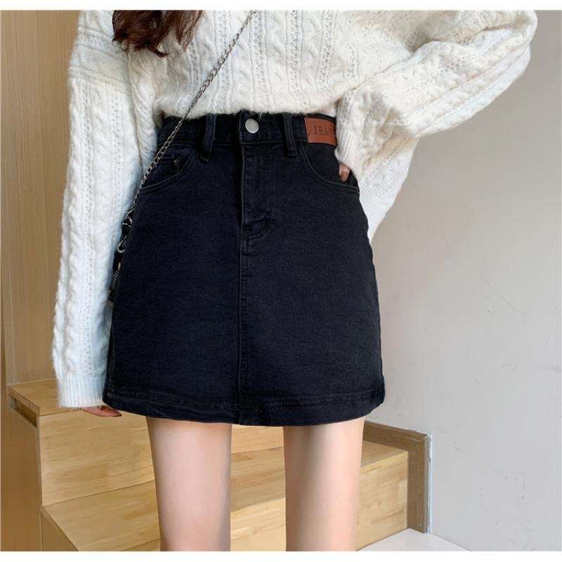 カジュアルスタイル　 デニム素材のコンパクトミニスカート