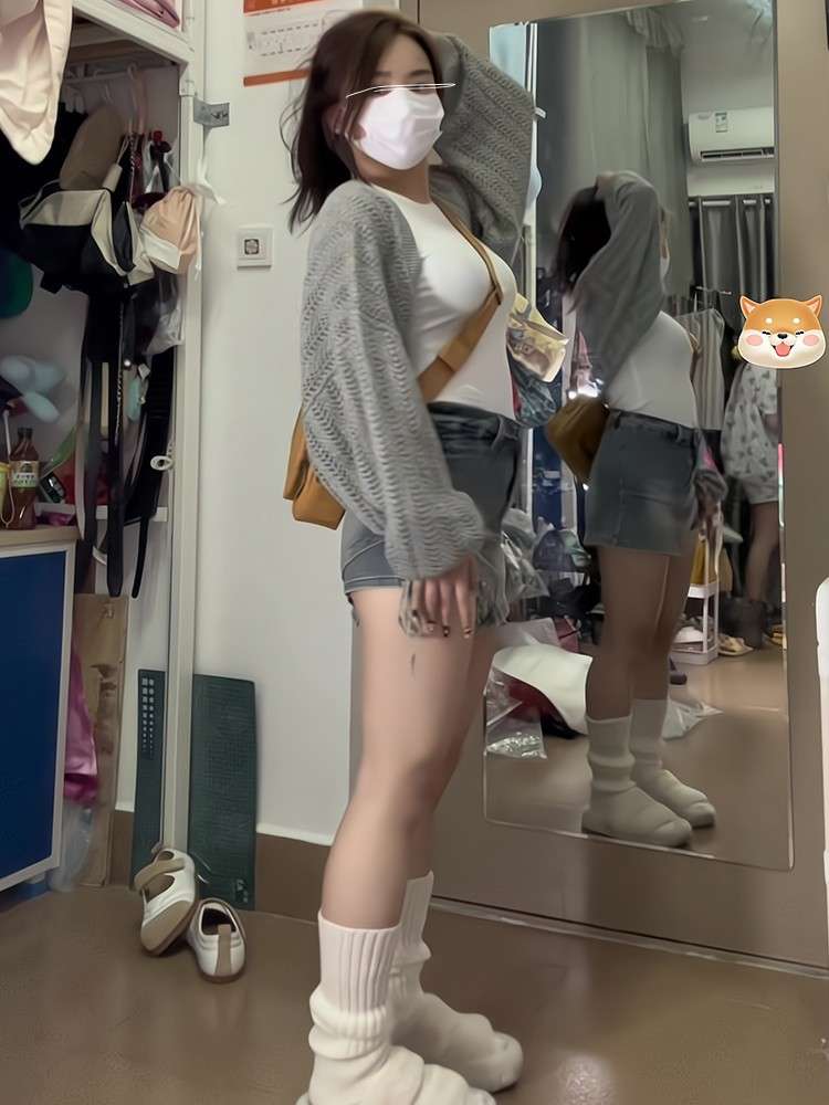 カジュアルスタイル　 サイドスリット入りデニムミニスカート