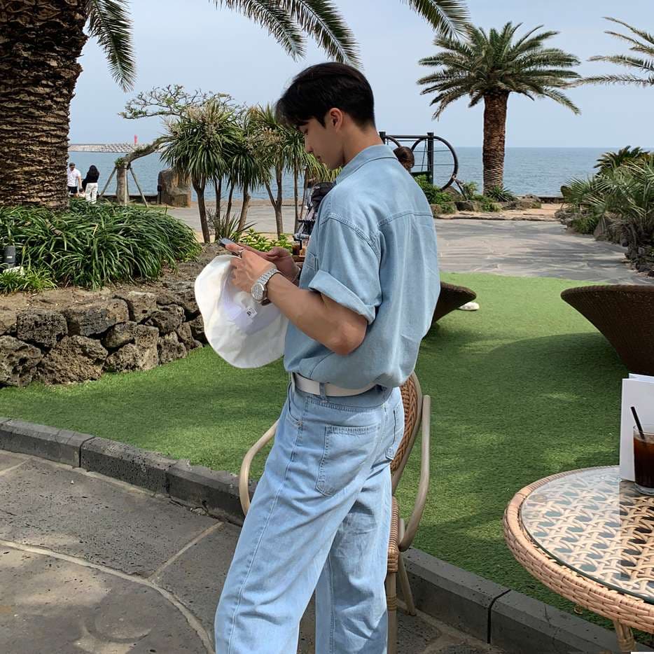 オーバーサイズデニムシャツ 爽やかな夏スタイル