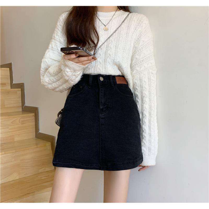 カジュアルスタイル　 デニム素材のコンパクトミニスカート