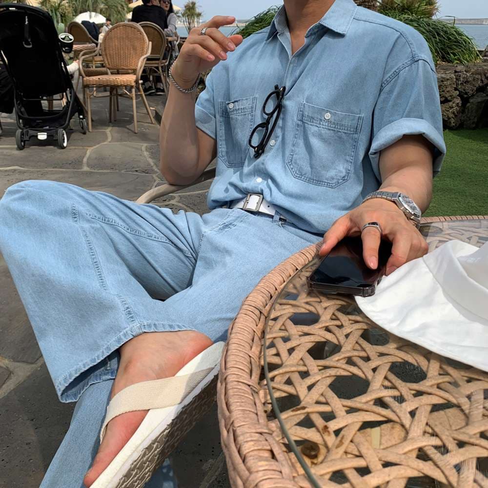 オーバーサイズデニムシャツ 爽やかな夏スタイル