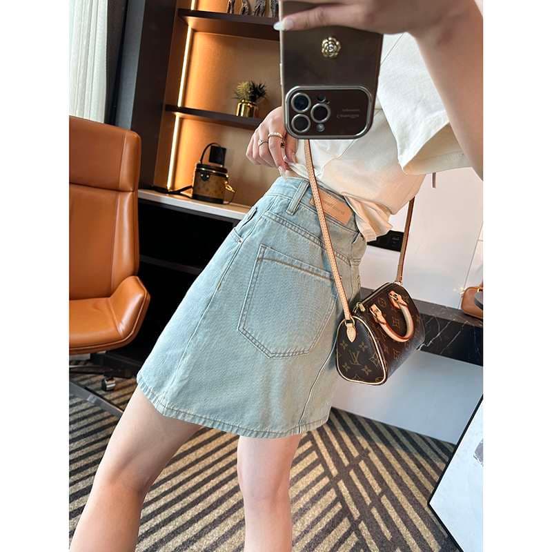 カジュアルスタイル　シンプルデニムミニスカート