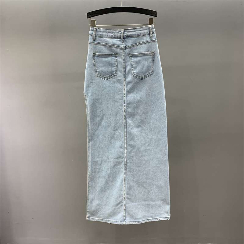 カジュアルスタイル　 サイドスリット入りデニムロングスカート