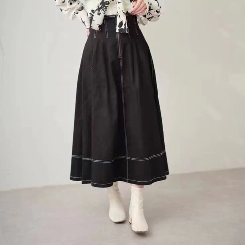 レトロ感漂うプリーツデニムスカート