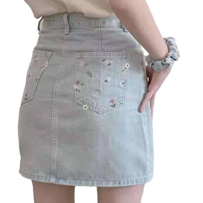 カジュアルスタイル　花柄刺繍入りデニムミニスカート