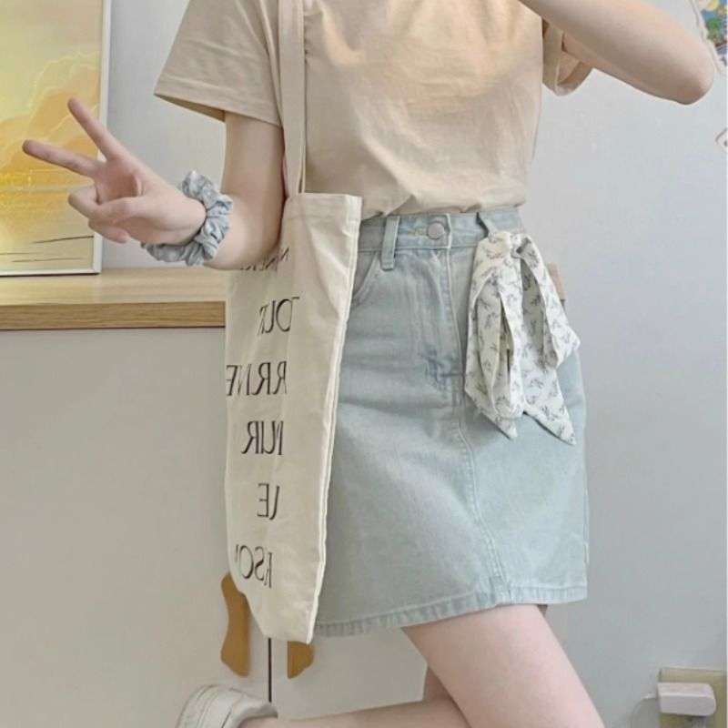 カジュアルスタイル　花柄刺繍入りデニムミニスカート