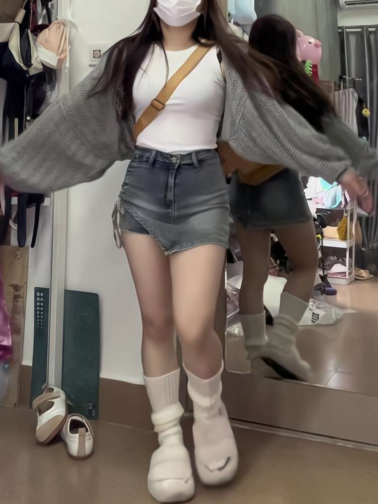 カジュアルスタイル　 サイドスリット入りデニムミニスカート