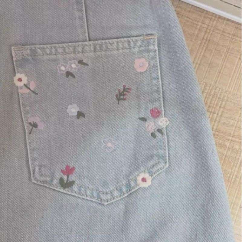 カジュアルスタイル　花柄刺繍入りデニムミニスカート