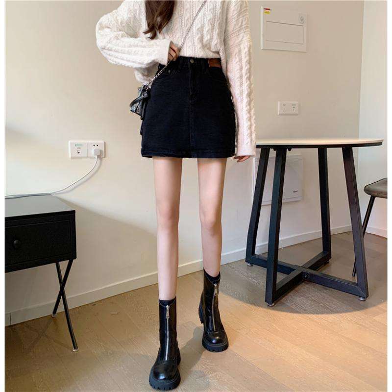 カジュアルスタイル　 デニム素材のコンパクトミニスカート