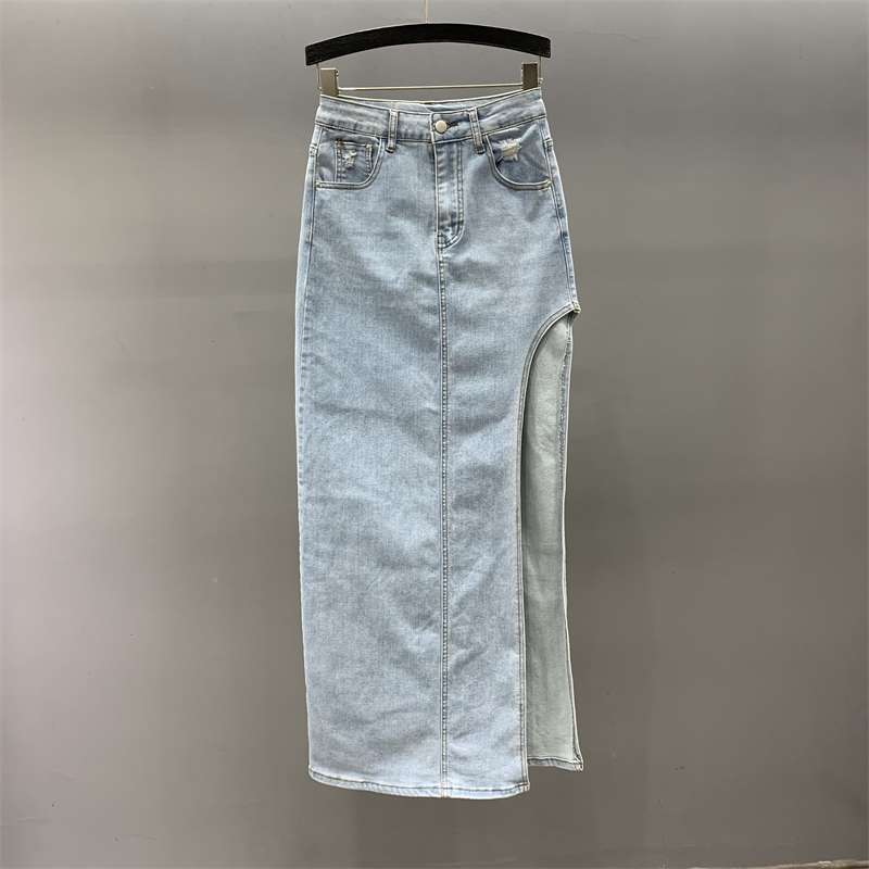 カジュアルスタイル　 サイドスリット入りデニムロングスカート