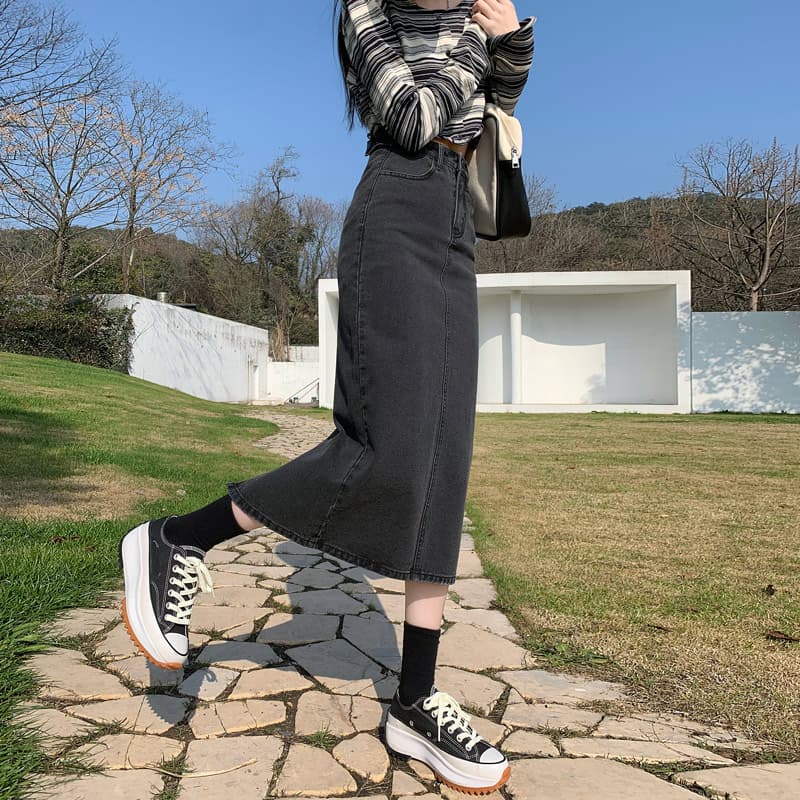 大人女性のための細身ロングデニムスカート