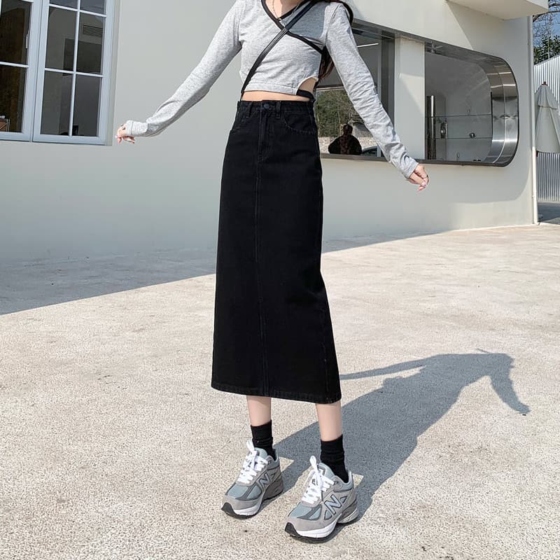 大人女性のための細身ロングデニムスカート