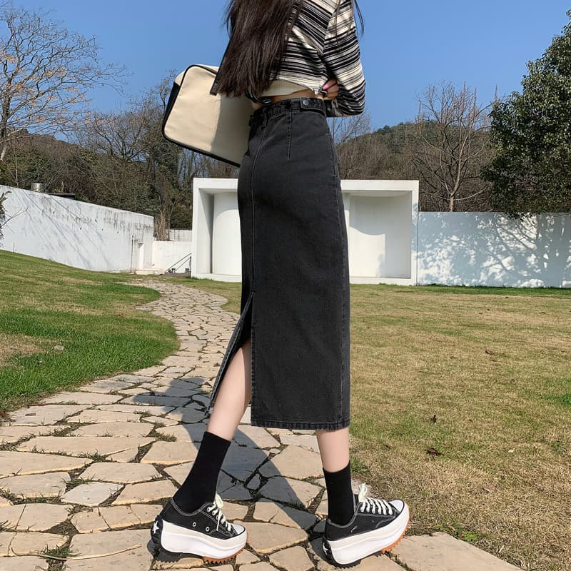 大人女性のための細身ロングデニムスカート
