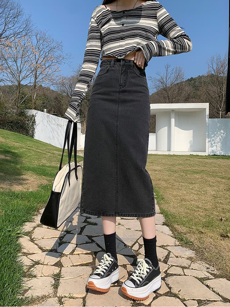 大人女性のための細身ロングデニムスカート